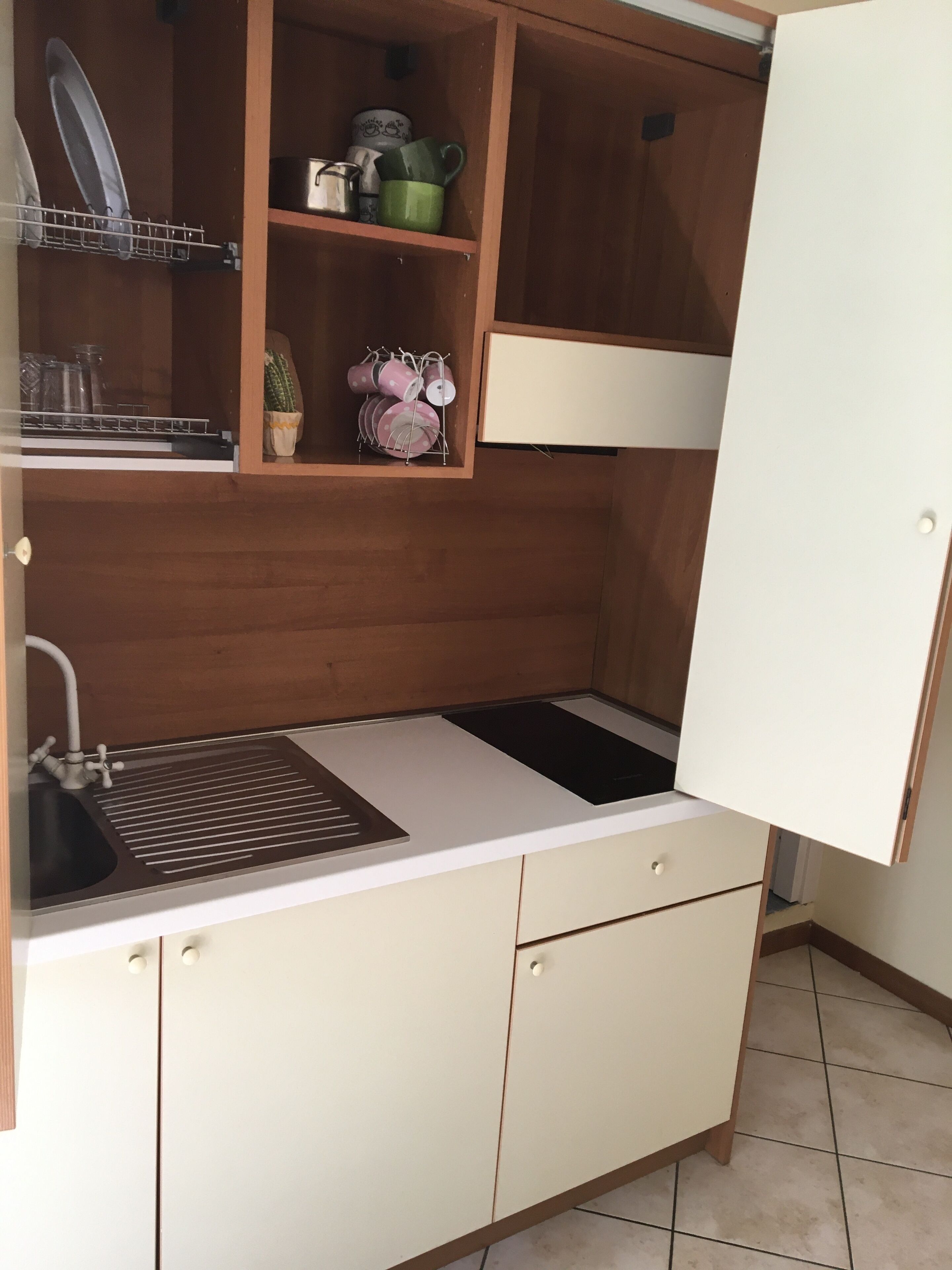 Comfort Triple Room | Private kitchen | Oven, stovetop, cookware/dishes/utensils, freezer