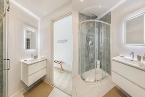Basic Double Room | Bathroom | Shower, hair dryer, towels - Residence Il Connubio (Impruneta)