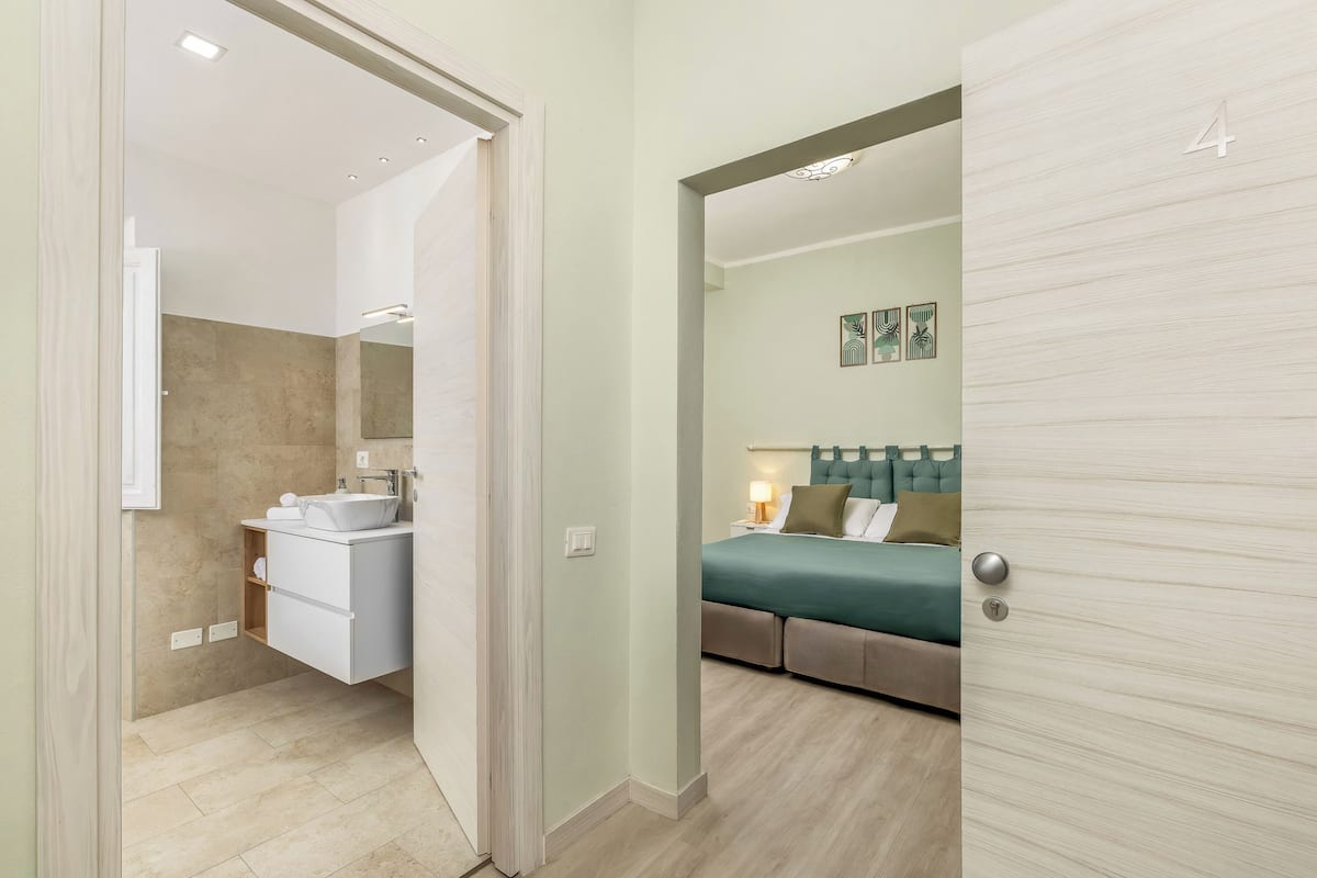 Deluxe Double or Twin Room | Bathroom