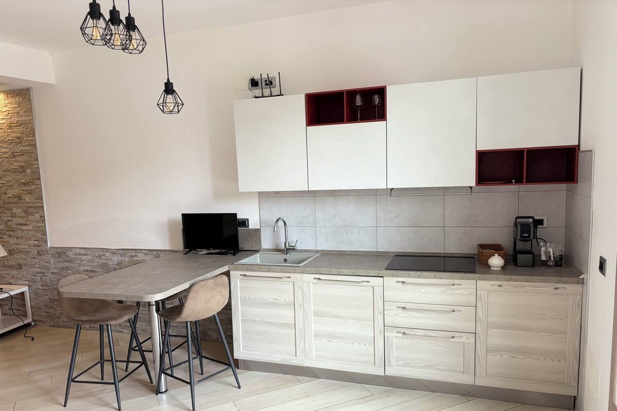 Comfort Apartment | Private kitchen | Oven, stovetop, cookware/dishes/utensils, freezer