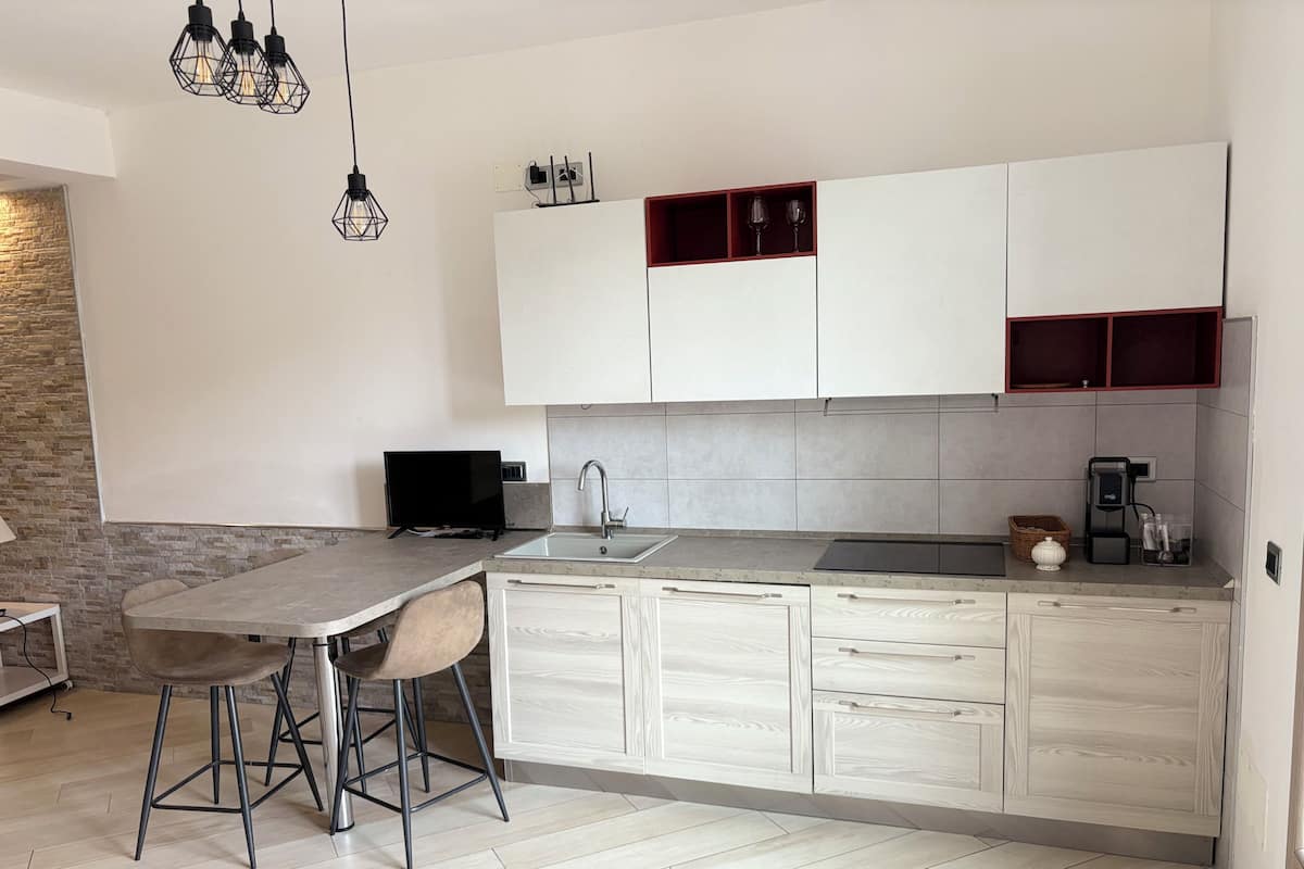 Comfort-huoneisto | Yksityinen keittiö | Uuni, liesi, kahvimylly, keittoastiat/astiat/ruokailuvälineet