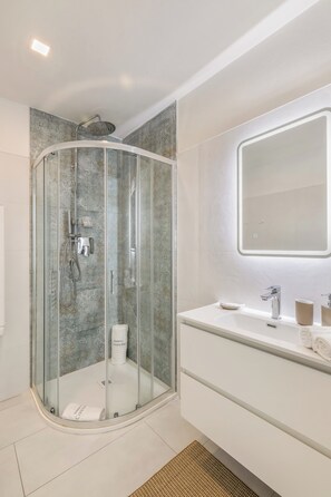 Basic Double Room | Bathroom | Shower, hair dryer, towels - Residence Il Connubio (Impruneta)