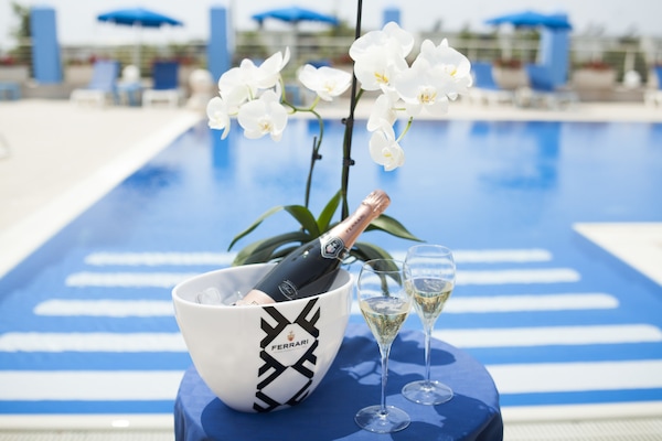 Outdoor pool, pool umbrellas, sun loungers