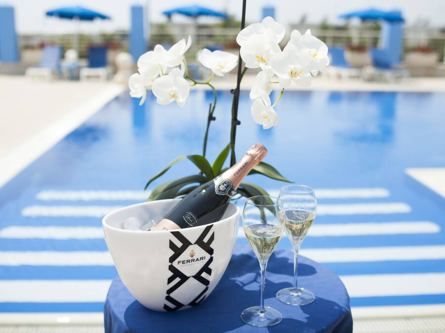 Piscina externa, guarda-sóis, espreguiçadeiras