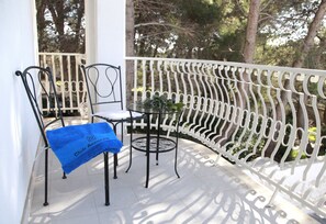 Comfort-Dreibettzimmer, Balkon | Minibar, Zimmersafe, Schreibtisch, schallisolierte Zimmer