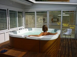Jetted bathtub