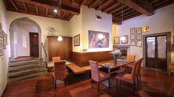 Coin salon dans le hall