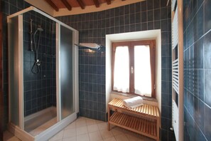 Shower, free toiletries, hair dryer, bidet - Hotel Villa S Michele (Carmignano)