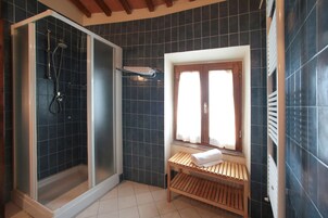 Ducha, artículos de tocador gratuitos, secador de pelo, bidet