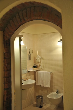 Shower, free toiletries, hair dryer, bidet - Hotel Villa S Michele (Carmignano)