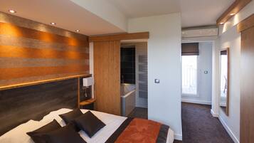 Junior suite, uitzicht op bergen | Individueel gemeubileerd, een bureau, geluiddichte muren