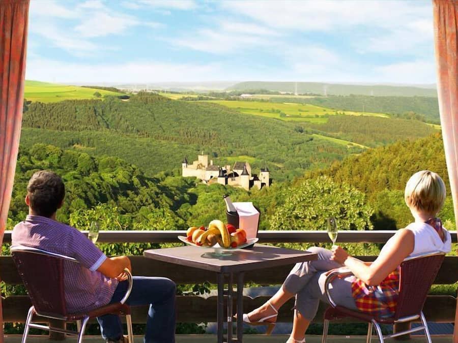 Hypo-allergenic bedding, in-room safe, desk, blackout curtains