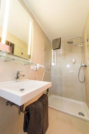 Shower, rainfall showerhead, hair dryer, towels - Hotel St Fiacre (Bourscheid)