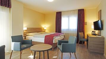 Driepersoonskamer | Hypoallergeen beddengoed, een kluis op de kamer, een bureau