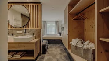 6 bedrooms, in-room safe, free WiFi, bed sheets