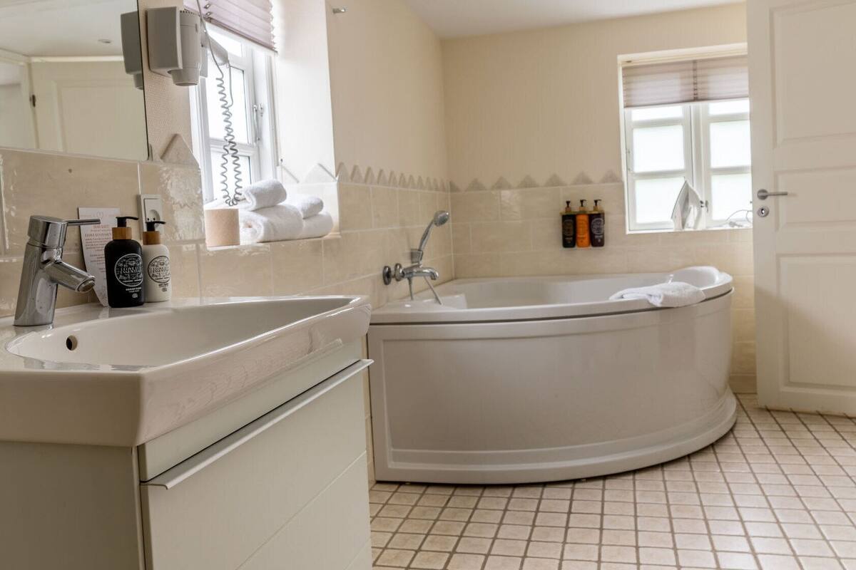 suite | bathroom | shower, hair dryer, towels, soap