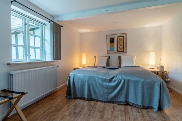 مكتب وتجهيزات عازلة للصوت وواي فاي مجانًا وملاءات أسرّة