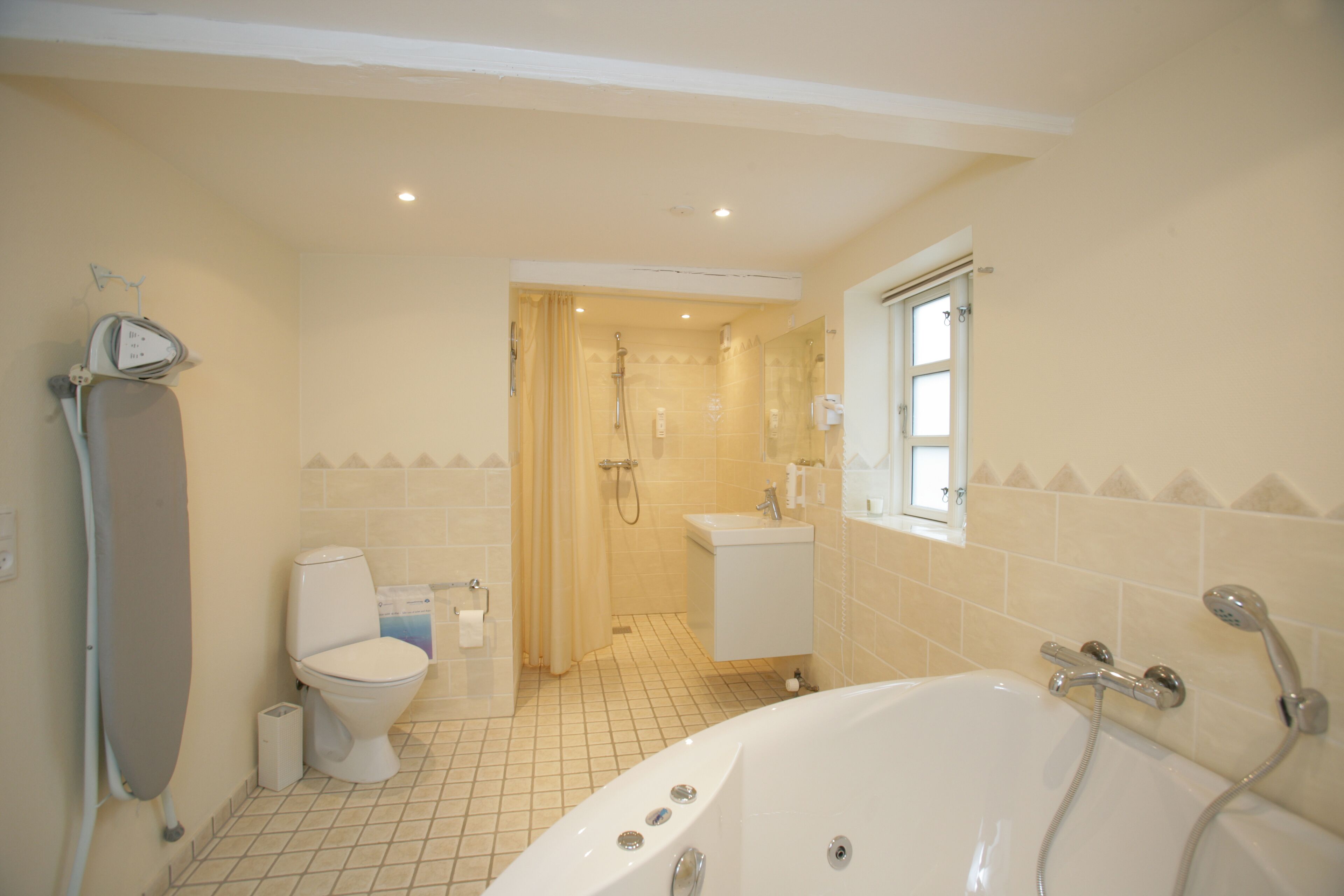 suite | jetted bathtub