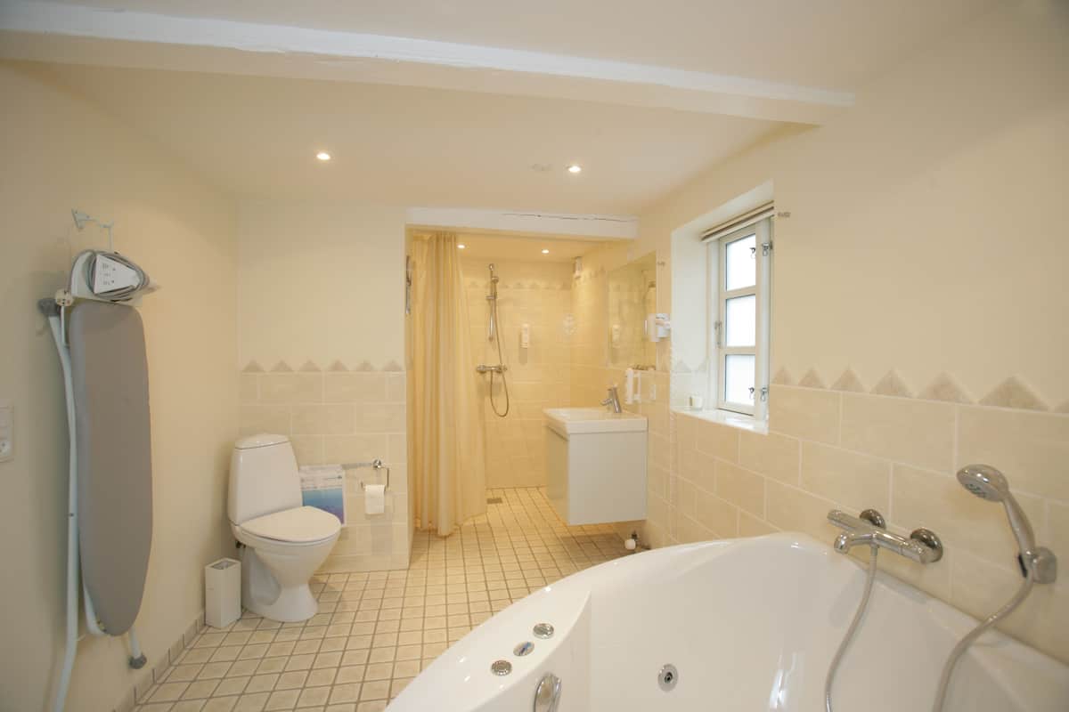 suite | jetted bathtub