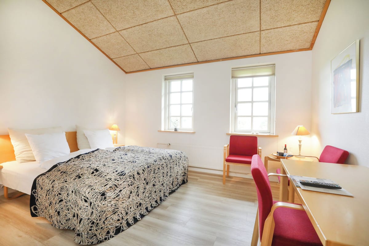 Desk, soundproofing, WiFi (free), bed sheets