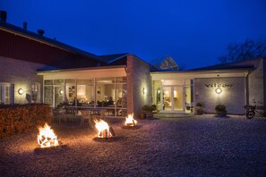 واجهة المنشأة - في المساء/الليل