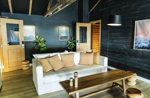 42-英寸纯平电视（配备有线频道）