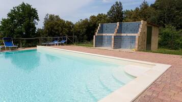 Inomhuspool, utomhuspool och solstolar