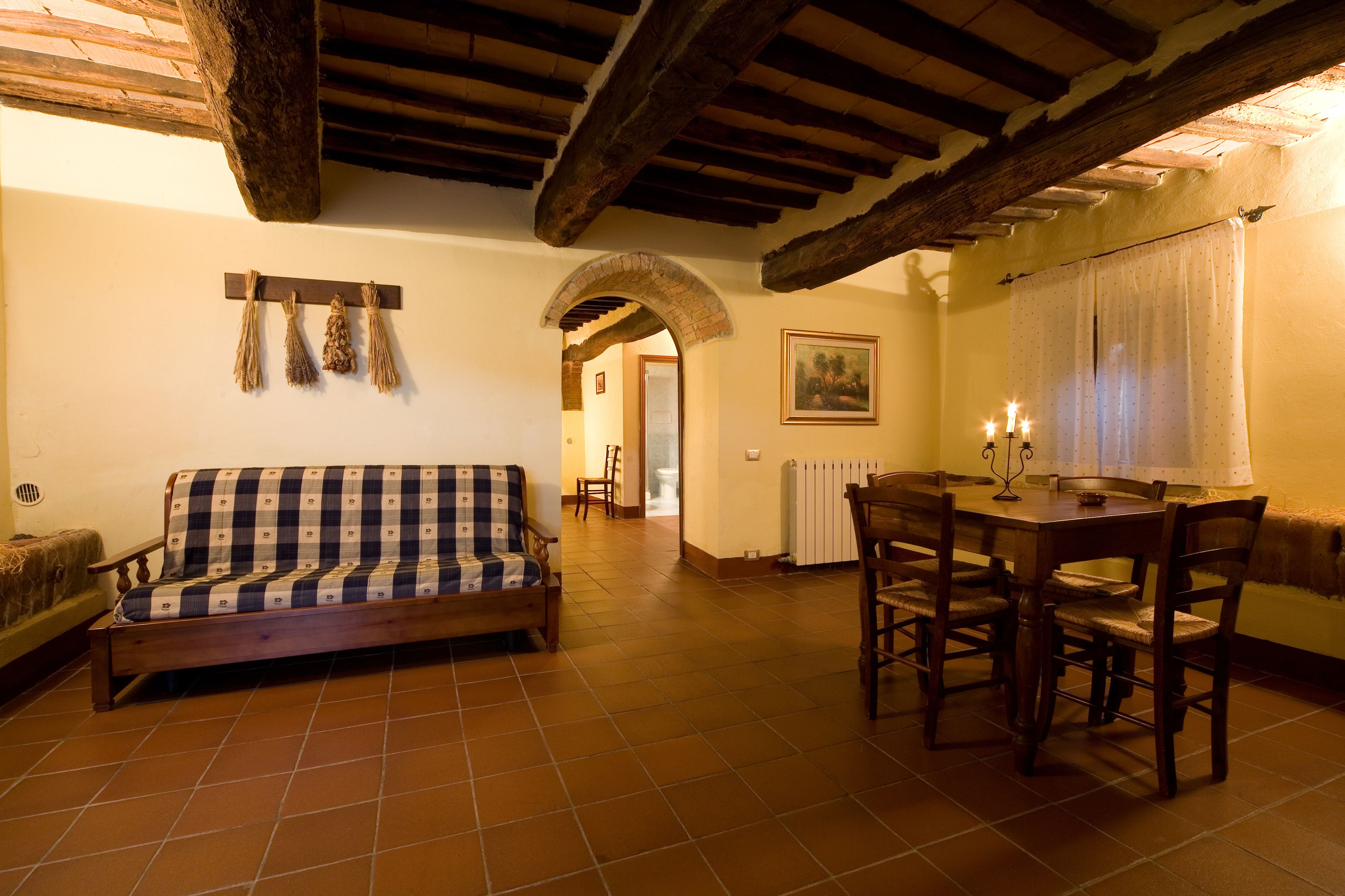 Apartment (for 2 - 4 People) | Wohnbereich | 22-Zoll-Flachbildfernseher mit Satellitenempfang, Fernseher