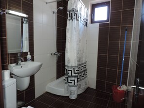 Shower, hair dryer, towels - Gondola Apartments & Suites (Bansko)