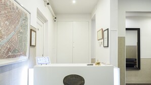 A reception desk with a map and a plaque indicating the hotel name. - Loggia Fiorentina (Florence)