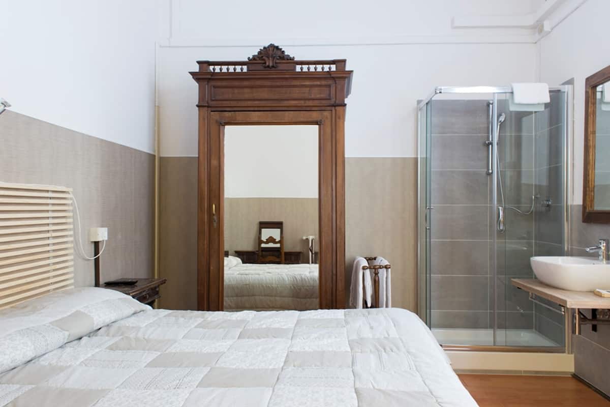 Down comforters, WiFi (free), bed sheets