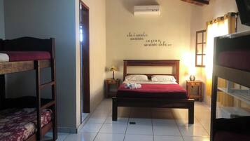 Quarto standard | Frigobar, Wi-Fi de cortesia, roupa de cama