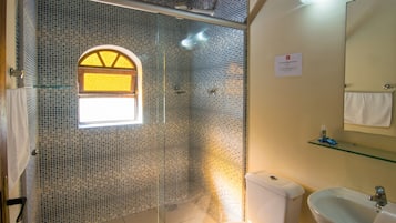 Standaard kamer, privébadkamer | Badkamer | Een douche, handdoeken, zeep, shampoo