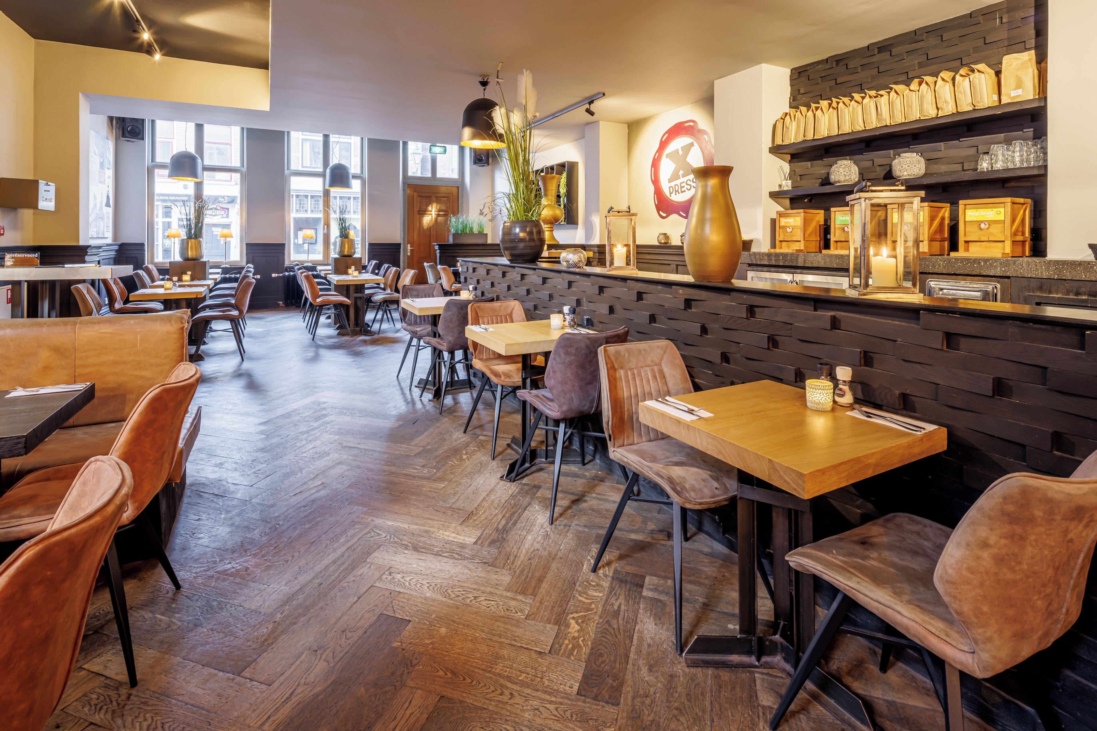 Desayuno buffet diario (EUR 18.50 por persona)