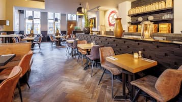 Tägliches Frühstücksbuffet (18.50 EUR pro Person)