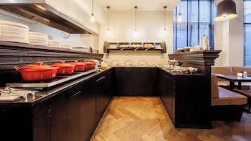 Se ofrece un desayuno bufé todos los días (18.50 EUR por persona)