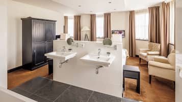 Executive Double Room | Bathroom | Free toiletries, hair dryer, towels