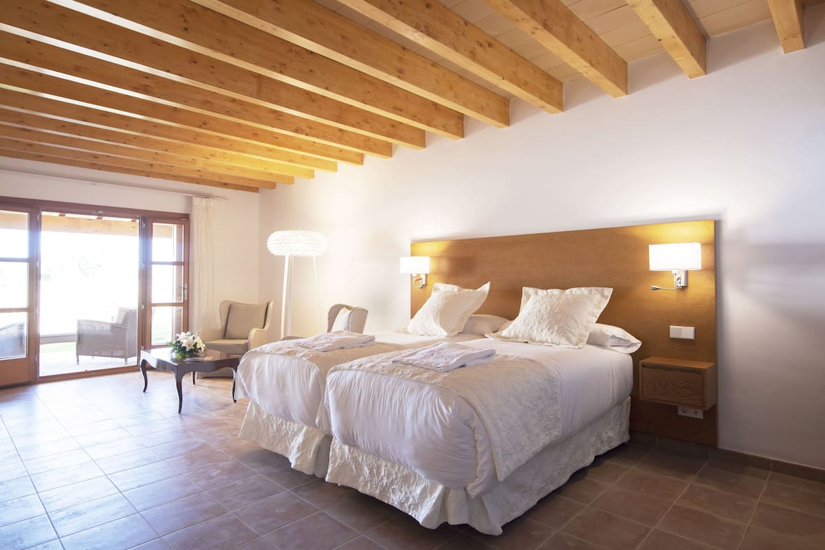 Junior Suite (Premium, adaptada movilidad reducida) | 1 bedroom, premium bedding, down comforters, minibar