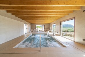Indoor pool, outdoor pool, pool umbrellas, sun loungers - Aumallia Hotel & Spa (Felanitx)