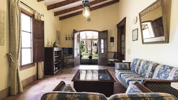 Suite con Terraza y jardín privado | Zona de estar | Una televisión