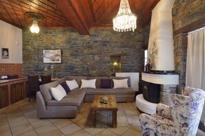 Deluxe Suite, Fireplace, Pool View