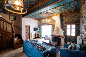 华丽套房, 壁炉, 泳池景观 | 高档床上用品、迷你吧、熨斗/熨板、免费 WiFi