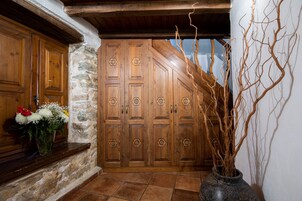 Ropa de cama de alta calidad, minibar y tabla de planchar con plancha 