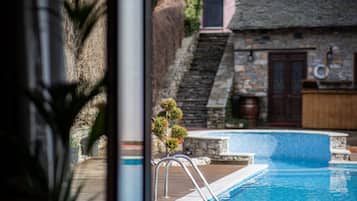Deluxe suite, open haard, uitzicht op zwembad | 1 slaapkamer, luxe beddengoed, een minibar, een strijkplank/strijkijzer
