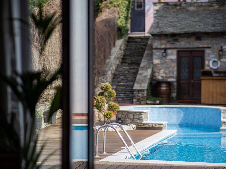 Suite – deluxe, peis, bassengutsikt | Sengetøy av topp kvalitet, minibar og strykejern/-brett