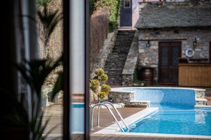 Ropa de cama de alta calidad, minibar y tabla de planchar con plancha 