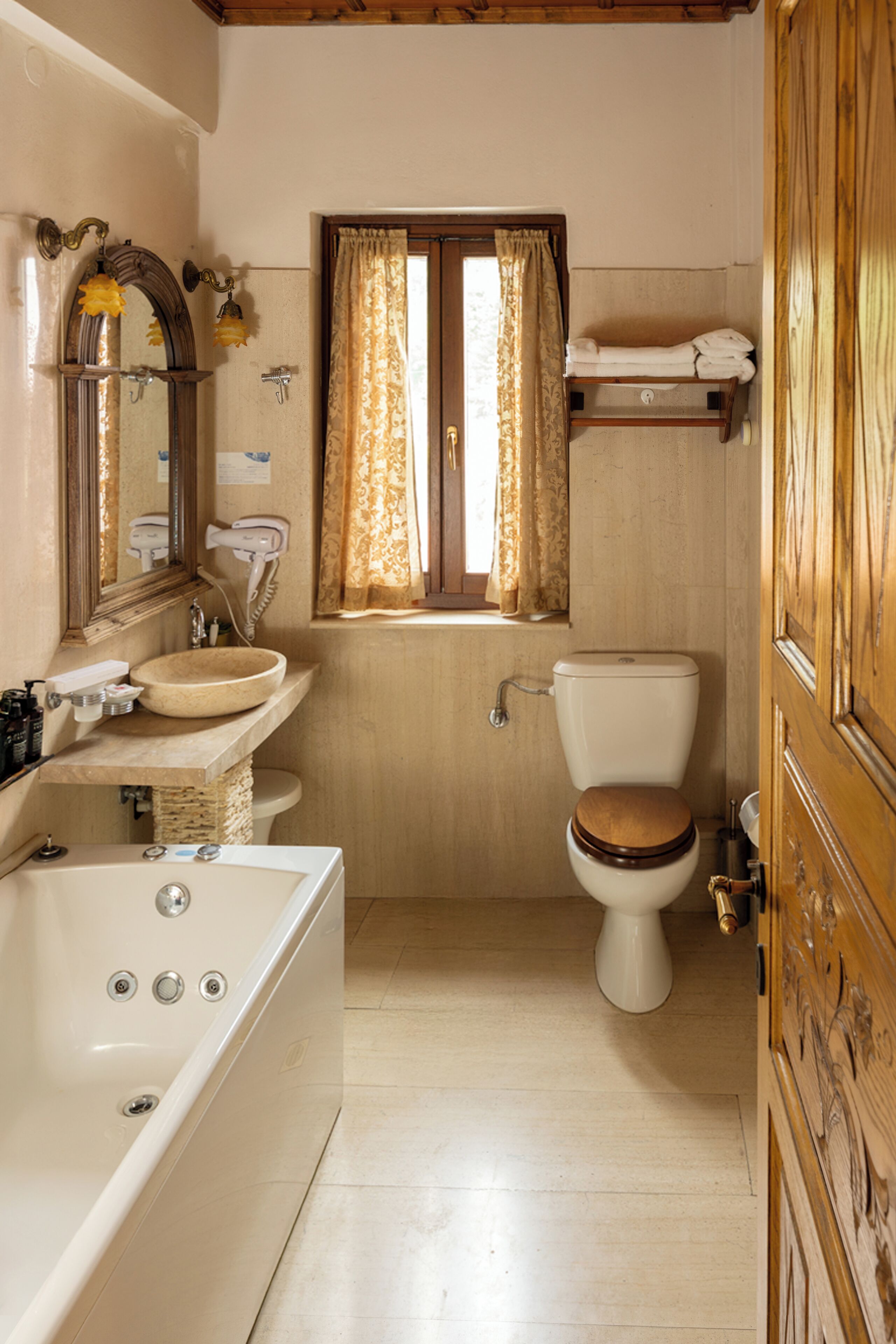 Deluxe-Doppel- oder -Zweibettzimmer, Kamin | Badezimmer | Kostenlose Toilettenartikel, Haartrockner, Bademäntel, Hausschuhe