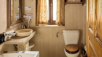 Deluxe-Doppel- oder -Zweibettzimmer, Kamin | Badezimmer | Kostenlose Toilettenartikel, Haartrockner, Bademäntel, Hausschuhe