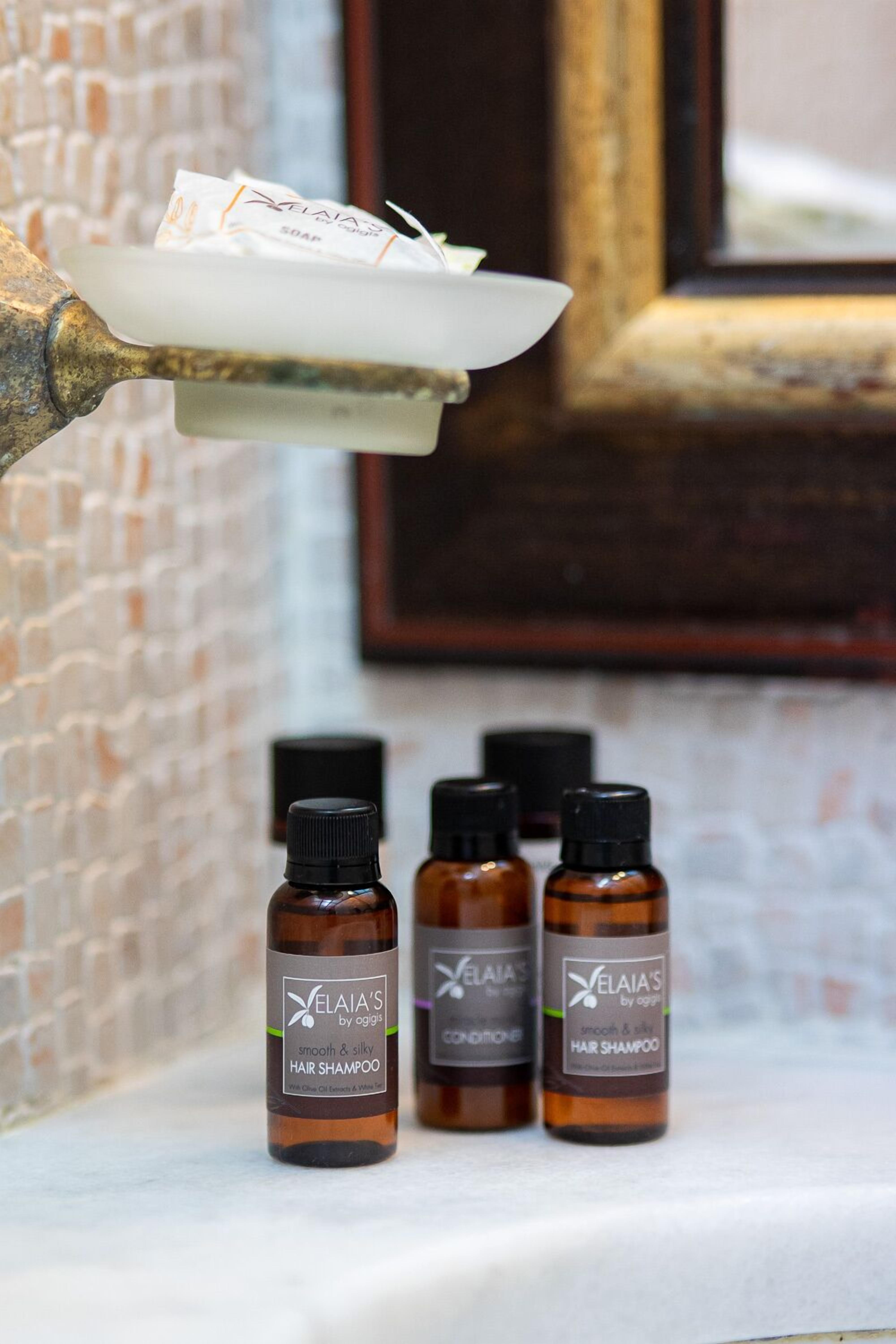 deluxe suite, fireplace, pool view | 1 bedroom, premium bedding, minibar, iron/ironing board