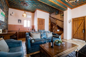 Deluxe Suite, Fireplace, Pool View